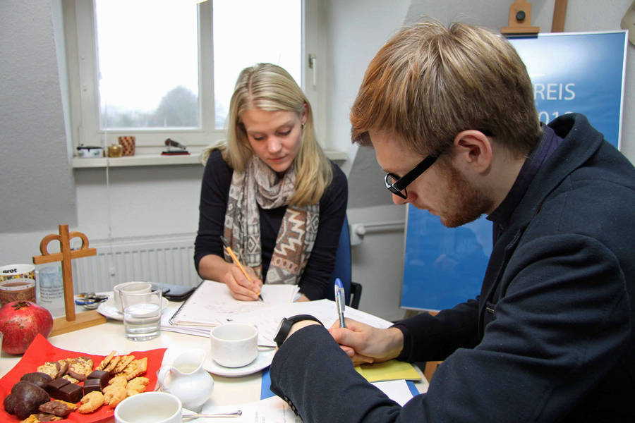 Ann-Christin Hasselmann und Pastor Oskars Smolaks. Fotos: Henze