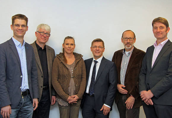 Stiftungsgründer (von links): Lutz Regenberg, Joachim "Jo" Tein, Catharina Paulsen (alle Hempels-Verein), Landespastor Heiko Naß, Bernd Hannemann und Kay-Gunnar Rohwer von der Diakonie-Stiftung Schleswig-Holstein. Foto: Henze