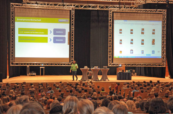 4500 Schüler nahmen an einer von drei Auftaktveranstaltungen mit dem IT-Experten Erwin Markowski teil. Fotos: Bernd Hannemann