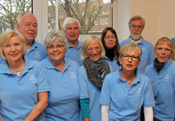 Das Praxisteam (von links). Vorne: Marianne Peters, Agnes Retzlaff, Ingrid Schwan, Doris Neumann, Regina Meyn. Hinten: Dr. Werner Kröger, Lutz Backhaus, Brigitte Jürgensen, Dr. Achim Diestelkamp. Foto: Henze