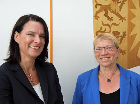 Stiftungsvorsitzende Wiebke Hoffelner (li.) und Justizministerin Anke Spoorendonk. Foto: Henze