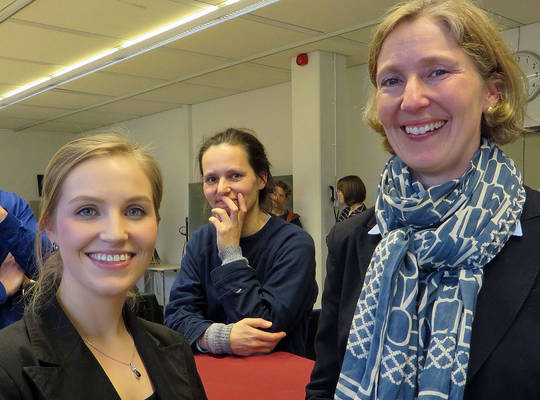 Lena Heutmann (li), Studentin der Wirtschaftsinformatik und Liza Bitterling von der Meesenburg OHG. Foto: Wieber