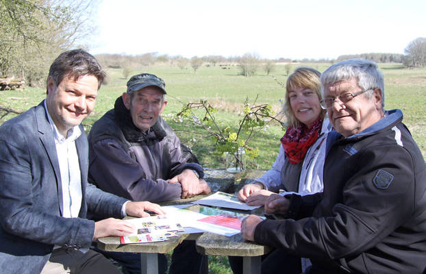 An der Olendieksau (von links): Umweltminister Robert Habeck, Jochen Kaehler (Wasser- und Bodenverband), Mareike Zeddel (Stiftung Naturschutz) und Bürgermeister Holger Spießhöfer