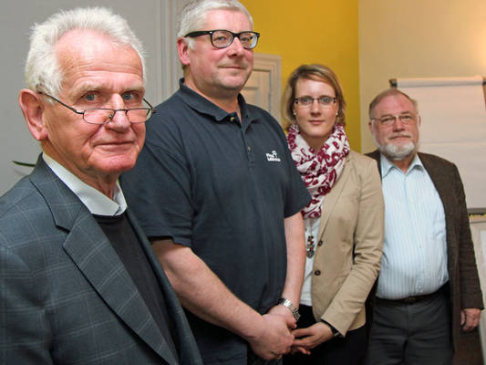 Hilfe geben (von links): Hans Valdorf (Bürgerstiftung Region Rendsburg), Jörg Klan, Sabine Pfautsch (Coop Stiftung "Unser Norden" Hajo Häger von Pflege LebensNah