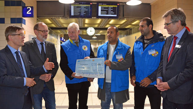 Unterstützung für die Bahnhofsmission (von links): Landespastor Heiko Naß; Stiftungsvorstand Bernd Hannemann; Gert Rathje, Ltr. Bahnhofsmission und Heinrich Deicke (rechts). Foto: Diako/Keller