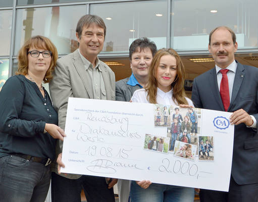 Spendenübergabe (von links): Anette Balzer, C&A; Ulrich Kaminski und Diana Marschke, Diakonisches Werk; Anastasia Braun, C&A und Bürgermeister Pierre Gilgenasst. Foto: Fey-Jensen