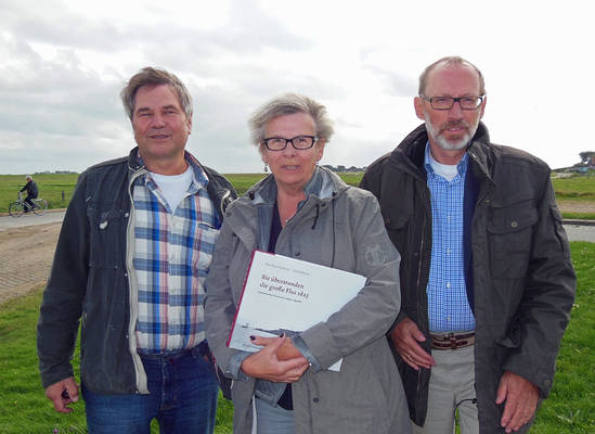 Arbeitstreffen auf Hooge (von links:) Bürgermeister Matthias Piepgras, Stiftungsgeschäftsführerin Annemarie Lübcke und Stiftungsreferent Bernd Hannemann vom Diakonischen Werk Schleswig-Holstein. Foto: Henze