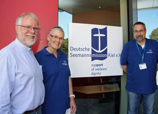 Sorgen für den Kontakt zur Heimat (von links): Diakon Rud Saß, Marlis Saß und Eberhard Kiersch begrüßen Seeleute aus aller Welt in der Seemannsmission. Foto: Henze