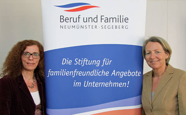 Susanne Harder (links) und Bettina Niemax organisieren die unternehmensfinanzierte Kinderbetreuung der Stiftung Beruf und Familie. Foto: Henze