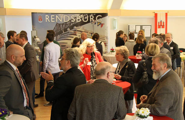 Empfang im Kulturzentrum: Honoratioren meet Deutschland-Stipendiaten. Foto: Henze