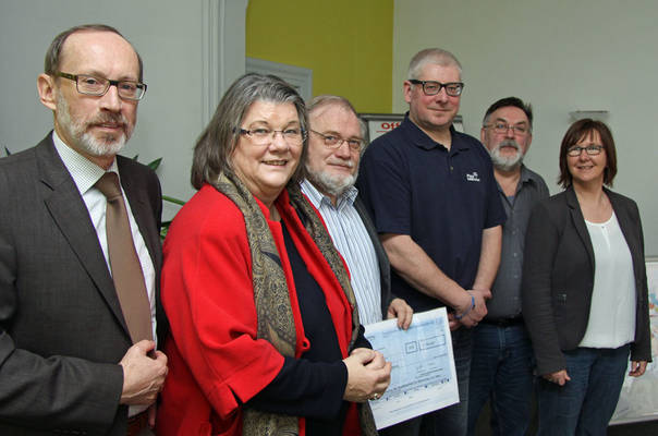 Scheckübergabe (von links): Bernd Hannemann, Diakonisches Werk Schleswig-Holstein; Landespastorin Petra Thobaben, Vorstand Diakoniestiftung; Pastor Hajo Häger, Vorstandsvorsitzender PflegeLebensnah; "Kümmerer" Jörg Klan, Norbert Schmelter und Claudia Rix von PflegeLebensnah